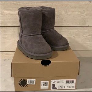 Ugg classic short boot toddler